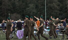 Senjorams karių pasisveikinimas su šūviu iš istorinio pabūklo