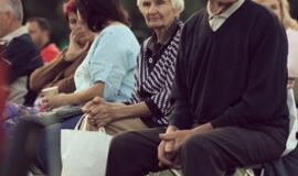 Senjorams karių pasisveikinimas su šūviu iš istorinio pabūklo