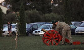 Senjorams karių pasisveikinimas su šūviu iš istorinio pabūklo