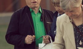 Senjorams karių pasisveikinimas su šūviu iš istorinio pabūklo