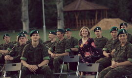 Senjorams karių pasisveikinimas su šūviu iš istorinio pabūklo