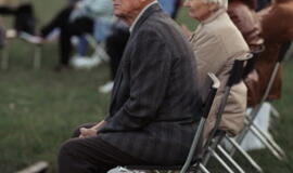 Senjorams karių pasisveikinimas su šūviu iš istorinio pabūklo