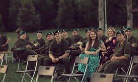 Senjorams karių pasisveikinimas su šūviu iš istorinio pabūklo