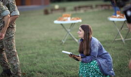 Senjorams karių pasisveikinimas su šūviu iš istorinio pabūklo