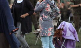 Senjorams karių pasisveikinimas su šūviu iš istorinio pabūklo