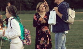 Senjorams karių pasisveikinimas su šūviu iš istorinio pabūklo