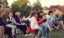 Senjorams karių pasisveikinimas su šūviu iš istorinio pabūklo