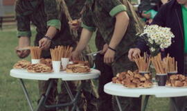 Senjorams karių pasisveikinimas su šūviu iš istorinio pabūklo