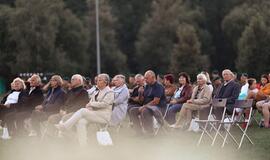 Senjorams karių pasisveikinimas su šūviu iš istorinio pabūklo