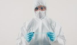 Atvyko viena iš paskutinių apsauginių kombinezonų siuntų iš Kinijos