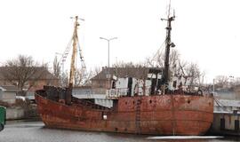 Kilo gaisras apleistame žvejybiniame laive