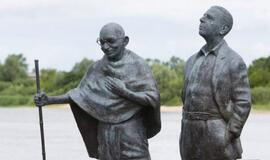 Legendiniai M. Gandhi akiniai parduoti už 288 tūkst. eurų