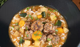 Meksikietiška sriuba su ryžiais, mėta ir jautienos kukuliais