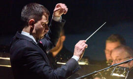 Linksmasis Orkestro Laivas laukia keleivių