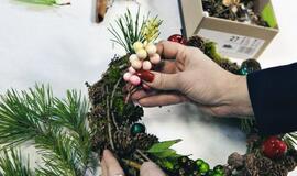 KU darbuotojų nupinti Advento vainikai neš Kalėdų žinią vienišiems senjorams
