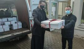 KU pasiuntiniai vienišiems senjorams išdalijo džiaugsmo siuntinį