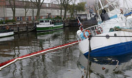 Skendusį laivą ruošiamasi buksyruoti į doką