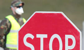 Įsigalioja griežtesnis karantinas, uždarytos parduotuvės, apribotas judėjimas