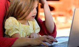 Namuose su mažais vaikais pasiliekantys tėvai gaus nedarbingumą