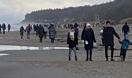 Pajūryje – masė žmonių, dalis jų nedėvi kaukių