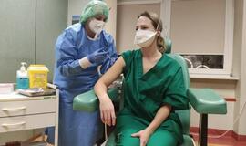 Paskiepyti medikai: "Vienintelis kelias - vakcina"