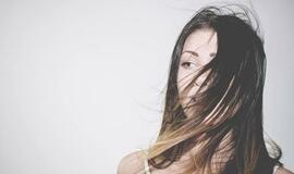 Šaltojo sezono palydovas – įsielektrinę plaukai: kokios priemonės efektyviausios?