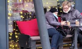 Šalyje - koronaviruso rekordai, bet lauko kavinėse - pramogos