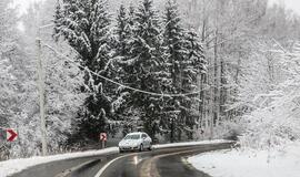 Eismą sunkina provėžotos ir slidžios kelių dangos