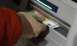 Kai kurie bankai metų pradžioje keis paslaugų įkainius