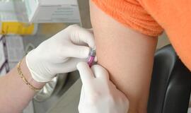 Ministerija teigia nerenkanti informacijos apie skiepų nuo COVID-19 atsisakiusius medikus