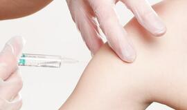 Pradedamas pakartotinis pirmą kartą paskiepytųjų vakcinavimas nuo COVID-19