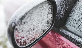 Šalį užklupusi žiema išbando vairuotojų budrumą: ar tinkamai nuvalėte automobilį?