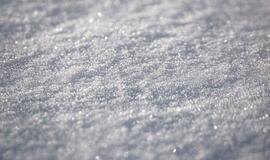 Socialiniuose tinkluose populiarėjant sniego ledų receptui: vaistininkai įspėja saugoti savo gerkles