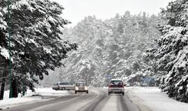 Vakarinėje šalies dalyje eismo sąlygas sunkina snygis