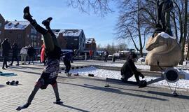 Karantino išalinti sportininkai treniravosi po mero langais