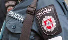 Ūžė visas miestelis: antrankiais surakintą ir nesipriešinusią moterį mušęs pareigūnas – išteisintas