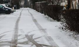 Dėl buvusių ir tebesitęsiančių mišrių kritulių sudėtingos eismo sąlygos daugelyje šalies rajonų