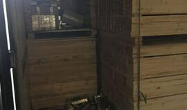 „Karstai“ Raigarde – patikrinę medienos krovinį iš Baltarusijos, muitininkai jame aptiko milijono eurų vertės kontrabandą