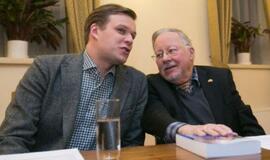 Signataras Vytautas Landsbergis ir anūkas Gabrielius Landsbergis. Irmanto Sidarevičiaus nuotr. /  Respublika.lt