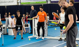 NEMOKAMOS TRENIRUOTĖS. Teniso treniruočių metu dalyviai susipažįsta su taisyklėmis, lavina susikoncentravimą, budrumą bei judėjimo įgūdžius. Tie, kas dar nespėjo įsilieti į nemokamas sporto veiklas, dar gali tai padaryti registruodamiesi telefonu: +370 633 999 11. Aušros LIATUKIENĖS nuotr.