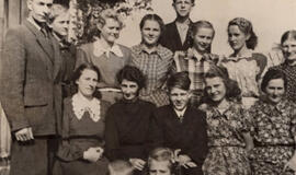 Anna Vytienė juodais drabužiais sėdi centre. Šalia jos, dešinėje, sūnus Gintaras ir dukra Irmgard. Kairėje - Evos Kurschat dukra iš pirmos santuokos su Brizgiu. Jauniausia dukra Lena sėdi priešakyje. Šalia jos berniukas neatpažintas. Pleškučiai, 1957 m.