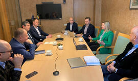 DISKUTAVO. Aplinkos ministerijoje vykusio susitikimo metu diskutuota apie dviračių tako Smiltynė-Nida atkarpos, einančios per Naglių gamtinį rezervatą, rekonstrukciją.