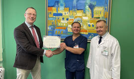 Ligoninės Chirurgijos departamento vadovą atlikus 100-ąją operaciją pasveikino dr. Torstenas Brandtas, EMEA klinikinės rinkodaros direktorius. Klaipėdos universitetinės ligoninės nuotr.