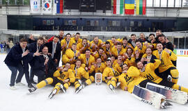  SU MEDALIAIS. Lietuvos ledo ritulio rinktinė pirmą kartą istorijoje iškovojo pasaulio čempionato IA diviziono bronzos medalius. Hockey.lt nuotr.