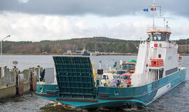 PABRANGO. Labiausiai pabrango transporto priemonių perkėlimas dėl Uosto direkcijos šiemet įvestos naujos rinkliavos, o ne dėl to, kad „Smiltynės perkėla“ įsigijo naują keltą „Klaipėda“. Vitos JUREVIČIENĖS nuotr.