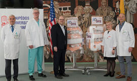  JAV ambasadoriaus pavaduotojas Tamiras Waseris (trečias iš kairės) ligoninei perdavė du inkstų terapijos aparatus. Klaipėdos universitetinės ligoninės vyriausiojo gydytojo pavaduotojas Eugenijus Zalagėnas (iš kairės), Reanimacijos ir intensyviosios terapijos skyriaus vedėjas Ričardas Slavinskas, JAV ambasadoriaus pavaduotojas T. Waseris, Anesteziologijos ir reanimatologijos klinikos vadovė Dovilė Antonovičienė ir vyriausiojo gydytojo pavaduotojas Gintautas Virketis.