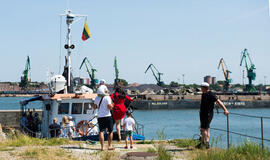  PAVOJINGA. Smiltynėje laiveliai, plukdantys žmones į delfinariumą, švartuojasi prie prastos būklės krantinių. Ten žmonių įlaipinimas ir išlaipinimas yra ne tik nepatogus, bet netgi pavojingas. Apie tai kalbama ne vienerius metus, bet situacija nesikeičia. Vitos JUREVIČIENĖS nuotr.
