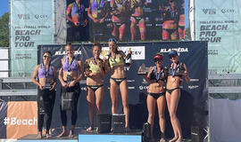 APDOVANOJIMAI. Ant pirmojo prizininkų pakylos laiptelio kopė Lietuvos tinklininkės Erika Kliokmanaitė ir Monika Paulikienė. Pauliaus MATULEVIČIAUS nuotr.