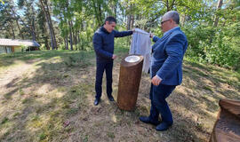 ATIDENGĖ. Neringos savivaldybės meras Darius Jasaitis (kairėje) ir Klaipėdos žydų bendruomenės pirmininkas Feliksas Puzemskis atidengė greta trijų suoliukų įrengtą atminimo ženklą su dedikacija. Aivaro MOTUZO nuotr.
