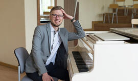 TARPININKAS. „Chormeisteris yra tarpininkas tarp choro ir dirigento“, - sako Vytautas Valys. Vitos JUREVIČIENĖS nuotr.